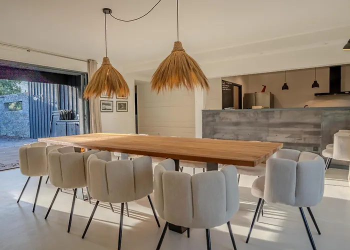 Architect-designed villa, 6 bedrooms, private pool *